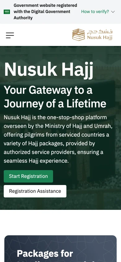 De startpagina van Nusuk Hajj op een telefoon, met bovenaan de melding dat het een overheidswebsite is en de knoppen Start Registration en Registration Assistance.