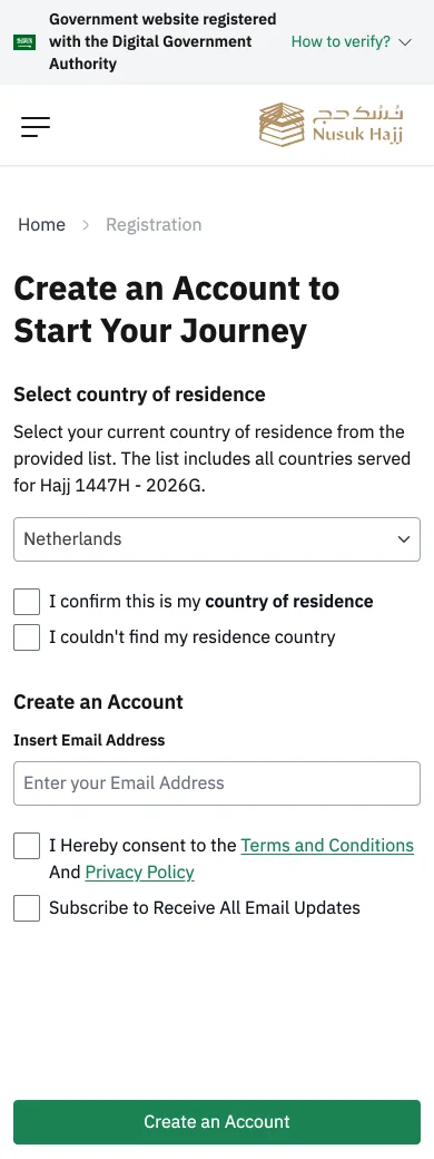 Het registratieformulier van Nusuk Hajj op een telefoon: land van verblijf Netherlands gekozen, met daaronder het veld voor je e-mailadres en de knop Create an Account.